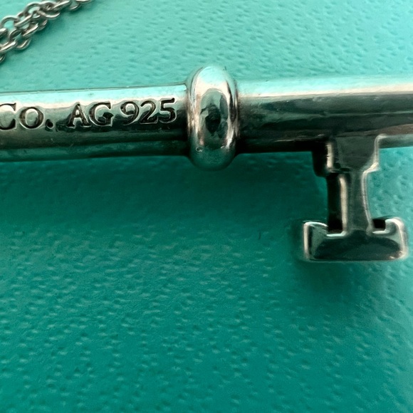 🔴Authentic TIFFANY & CO Large Sterling Silver Key Penden Necklace 🔴 - Picture 5 of 11